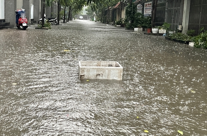 Mưa như trút nước, nhiều tuyến phố Hà Nội ngập như sông