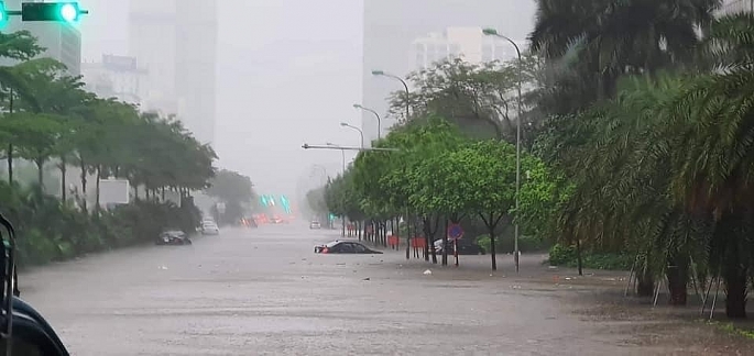 Mưa như trút nước, nhiều đường, phố Hà Nội ngập sâu