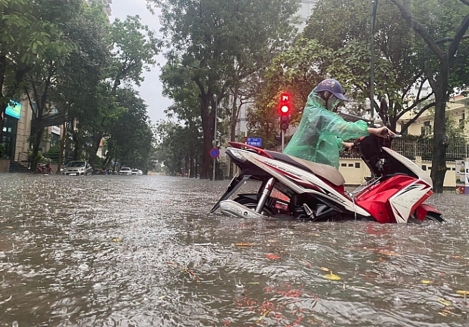 Tại khu vực Phạm Ngọc Thạch, Xã Đàn (quận Đống Đa), nhiều người dân phải dắt xe do nước ngập quá bánh xe.