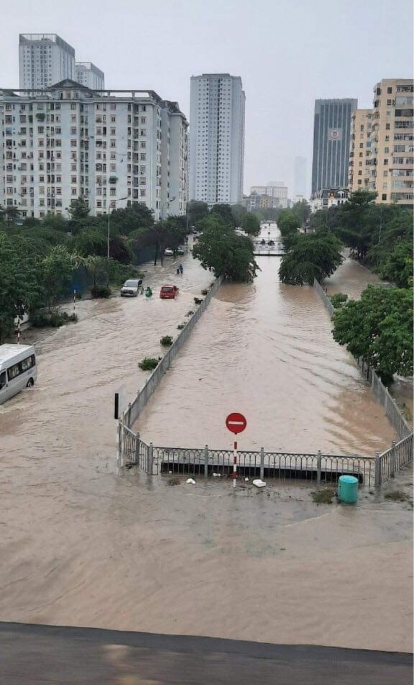 Mưa như trút nước, nhiều đường, phố Hà Nội ngập sâu