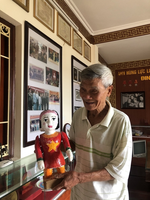 Anh hùng – nghệ nhân Đinh Thế Văn giới thiệu về tiết mục “Hà Nội đánh B52”. Ảnh: Nguyễn Hạnh