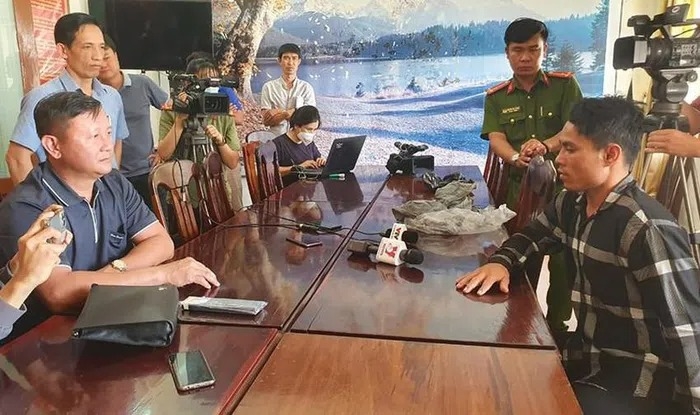 Đại tá Võ Duy Tuấn, Phó giám đốc Công an tỉnh Phú Yên (ngồi bìa trái) trực tiếp lấy lời khai nghi can Đoàn Minh Hải. Ảnh: TẤN LỘC