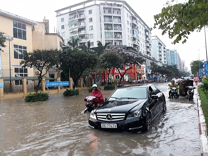 Sau trận mưa lớn ngày hôm qua tại Hà Nội, nhiều xe ô tô đã bị ngập nước, chết máy giữa đường