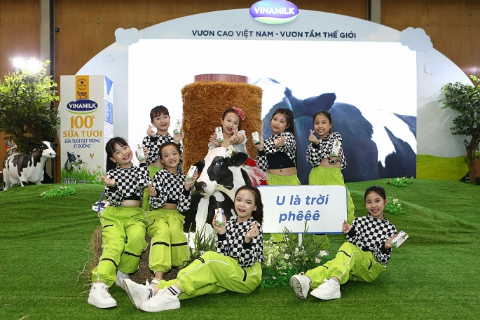 Không gian khu vực tái hiện”Resort” Bò Sữa của Vinamilk được đầu tư công phu đã thu hút được đông đảo trẻ em và phụ huynh đến tham quan