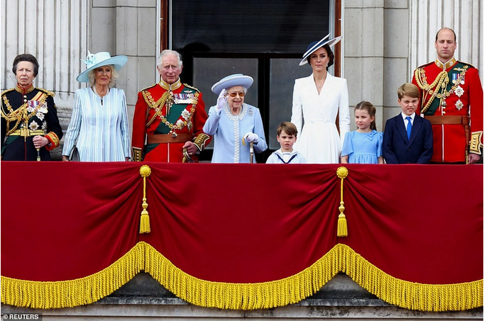 Nữ hoàng Elizabeth II cùng gia đình Hoàng gia trong lễ kỷ niệm Đại lễ Bạch kim tại thủ đô London ngày 2/6 (Ảnh: Reuters).