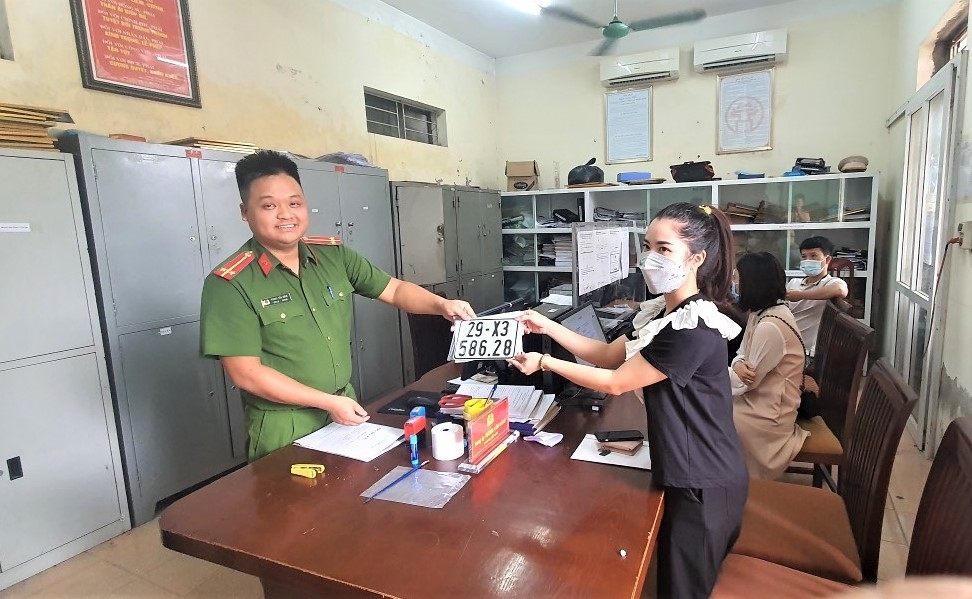 Người dân đã đến đăng ký cấp mới tại trụ sở Công an xã Tân Hội (huyện Đan Phượng, Hà Nội)