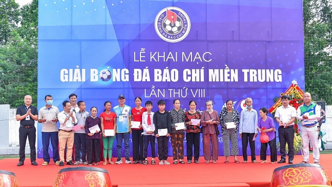 ban tổ chức giải đã trao tặng 15 suất quà, mỗi suất 2 triệu đồng cho các hộ nghèo, học sinh có hoàn cảnh khó khăn trên địa bàn TP Thanh Hóa