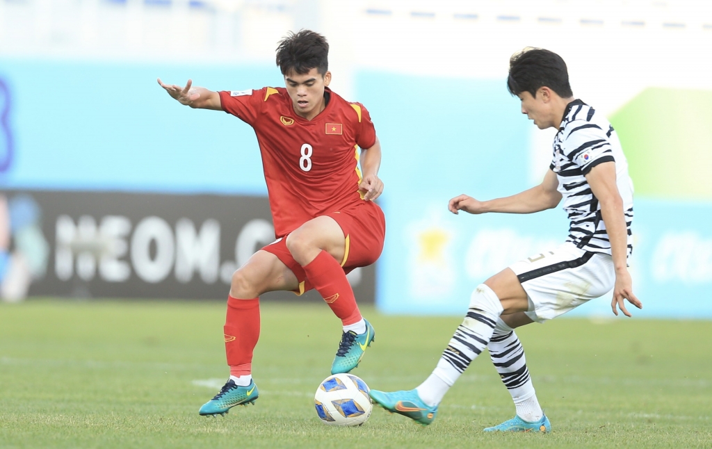 Văn Khang được chọn kiểm tra doping sau trận đấu với U23 Hàn Quốc.
