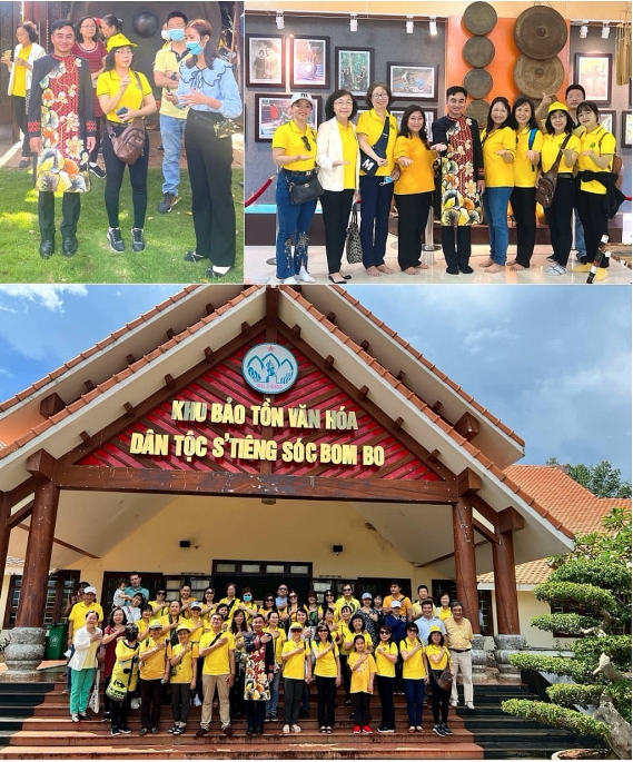 Khoác áo dài thổ cẩm, ông Trần Quốc Duy - Giám đốc TT XTĐT,TM&DL tỉnh cùng hướng dẫn viên của Khu bảo tồn quảng bá hình ảnh Bình Phước.