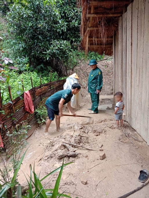 Mưa lớn kéo dài khiến bùn đất tràn vào nhà nhiều hộ dân tại xã Mường Lý, huyện Mường Lát