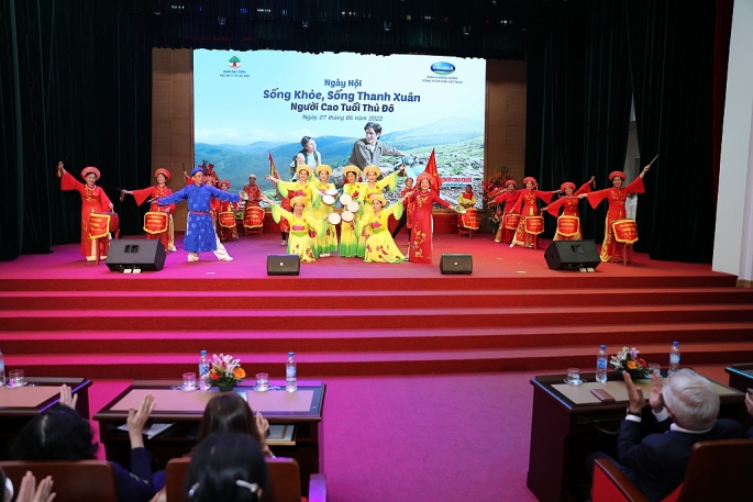 Tinh thần “Sống khỏe, sống thanh xuân” được thể hiện một cách ấn tượng qua các màn biểu diễn múa, tiết mục dưỡng sinh của người cao tuổi Hà Nội và Hồ Chí Minh