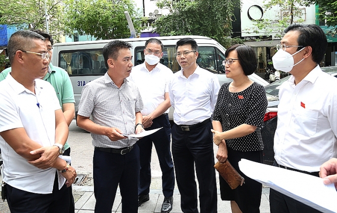Đại diện các ban HĐND TP Hà Nội khảo sát thực địa về công tác quản lý nhà của Cty TNHH một thành viên Quản lý và Phát triển nhà Hà Nội