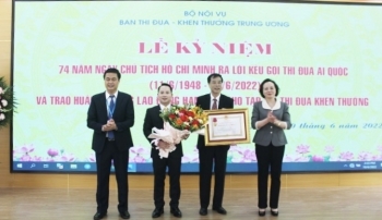 Tạp chí Thi đua Khen thưởng đón nhận Huân chương Lao động Hạng Nhì
