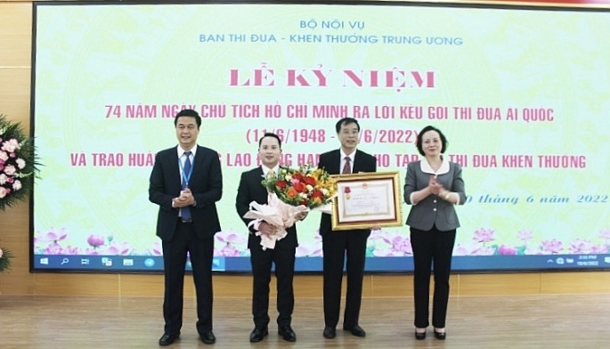 Tạp chí Thi đua Khen thưởng đón nhận Huân chương Lao động Hạng Nhì