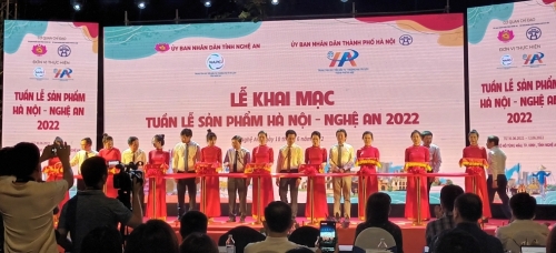 Lễ khai mạc “Tuần lễ sản phẩm Hà Nội - Nghệ An 2022” thu hút hàng nghìn người