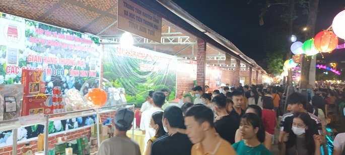 Lễ khai mạc “Tuần lễ sản phẩm Hà Nội - Nghệ An 2022” thu hút hàng nghìn người