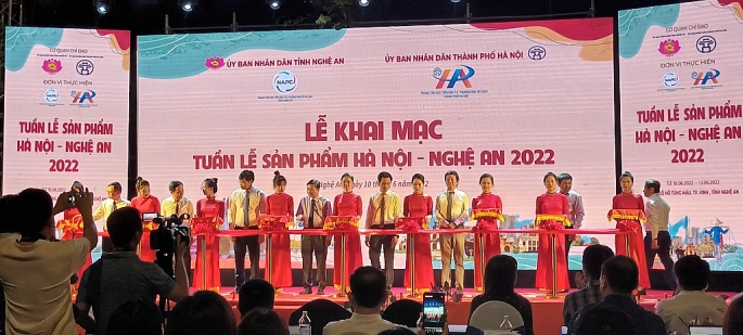 Lễ khai mạc “Tuần lễ sản phẩm Hà Nội - Nghệ An 2022” thu hút hàng nghìn người