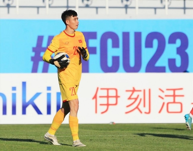 Quan Văn Chuẩn đã chơi ấn tượng sau khi thay thế đồng đội Văn Toản gặp chấn thương ngón tay.