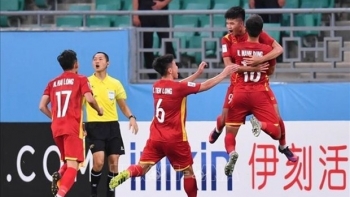 AFC vinh danh tiền đạo Nguyễn Văn Tùng và thủ môn Quan Văn Chuẩn
