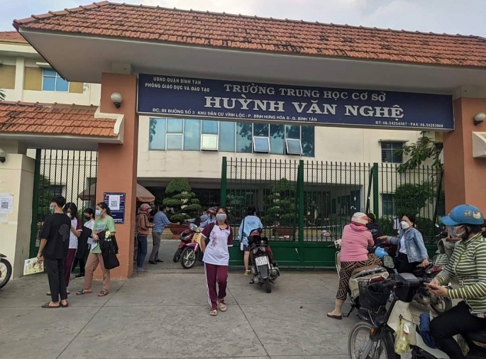 điểm thi trường trung học cơ sở Huỳnh Văn Nghệ, quận Bình Tân có một thí sinh bị trượt chân té ngã sau giờ thi môn Ngữ văn