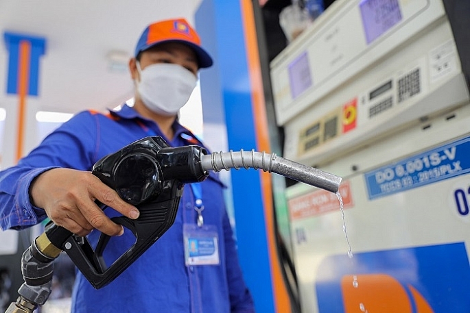 Giá xăng dầu tiếp tục tăng mạnh