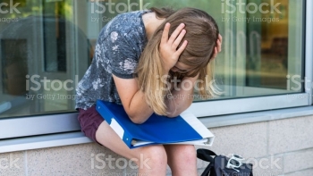 Bé gái 12 tuổi sở hữu ngực 'khủng' do mắc bệnh u xếp hình lá