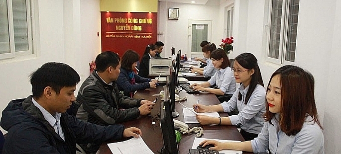 Cán bộ Văn phòng công chứng Nguyễn Dũng tiếp khách hàng