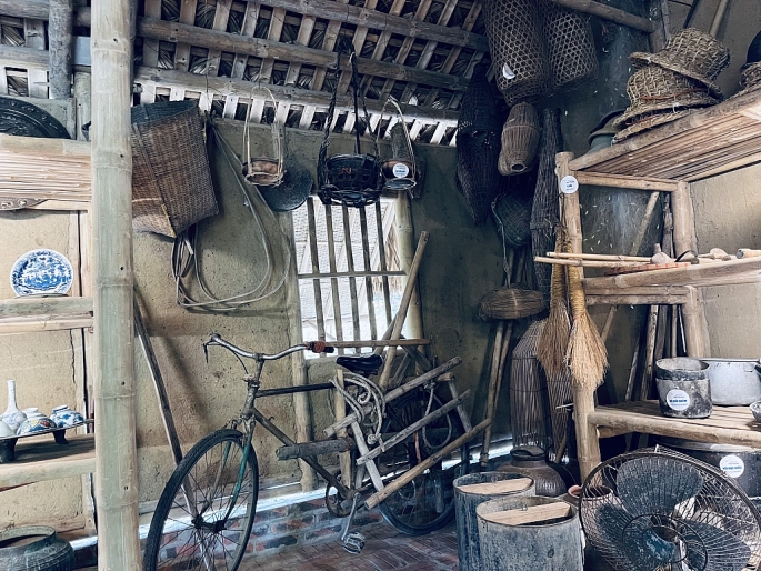 Chiếc quạt cũ, vài cái nơm, giỏ tép, chổi rơm, cái cối, chiếc xe đạp hay máy quạt lúa vốn là những vật dụng thân quen của người nông dân