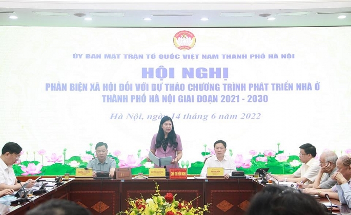 Chủ tịch Ủy ban MTTQ Việt Nam TP Hà Nội Nguyễn Lan Hương phát biểu kết luận hội nghị