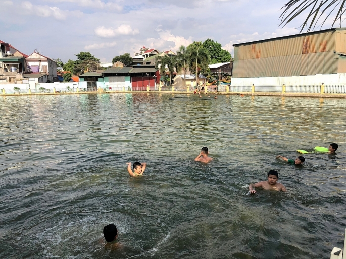 Hồ nước sau khi cải tạo trở thành nơi tập bơi của nhiều trẻ em trong xã Vạn Điểm Ảnh: Nguyễn Hạnh
