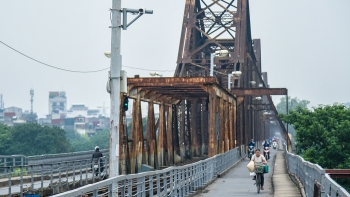 Cận cảnh mắt thần xử lý vi phạm trên cầu Long Biên