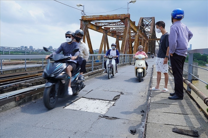 Hình ảnh “lỗ thủng” trên cầu Long Biên ngày 28/5 được chắp vá bằng tấm bê tông.