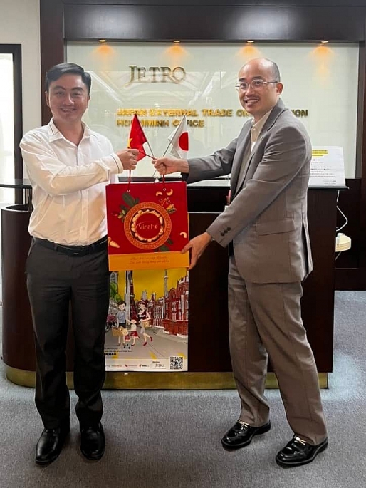 Ông Trần Quốc Duy - Giám đốc TT XTĐT,TM&DL tỉnh Bình Phước (trái) trao quà lưu niệm cho ông Hirai Shinji - Trưởng đại diện JETRO tại TP. Hồ Chí Minh.
