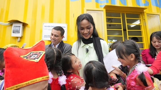 Hoa hậu H’Hen Niê và hành trình “Thư viện thân thiện” cho trẻ em vùng cao