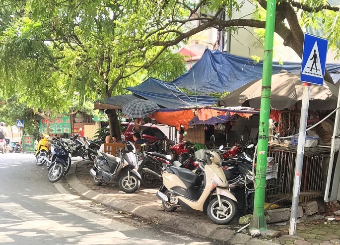 Hầu hết các tuyến phố tại phường Tương Mai đều xảy ra tình trạng vi phạm trật tự đô thị. 