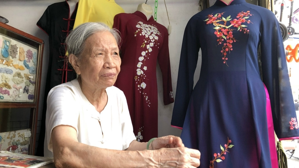 Cụ bà 70 năm “thổi hồn”  vào những tà áo dài truyền thống