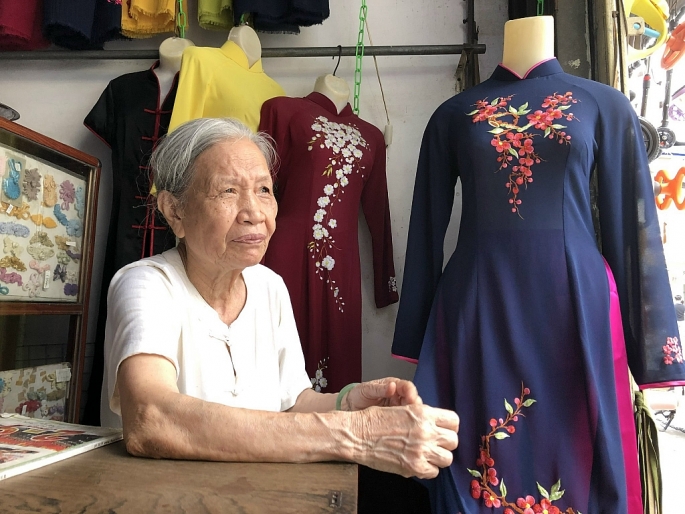 Dù đã ngoài 80 tuổi, nhưng bà Lê Thị Quyến vẫn tâm huyết với nghề may áo dài truyền thống 