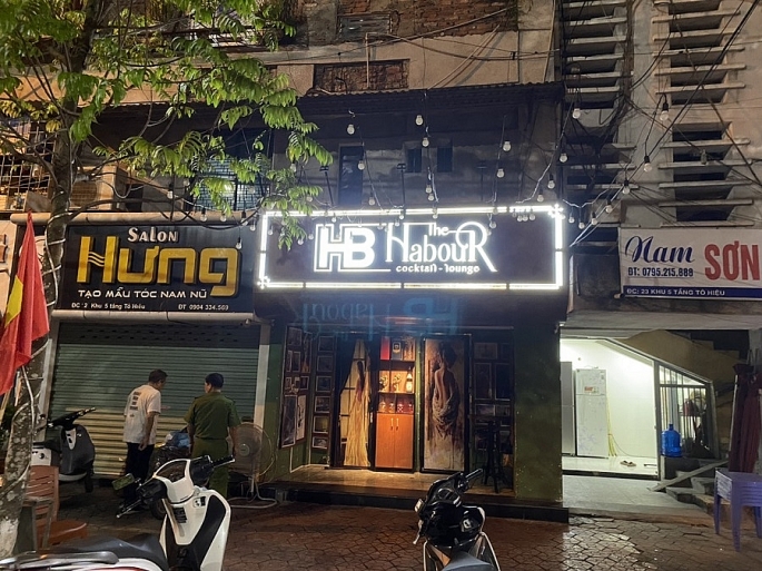 Cơ quan chức năng kiểm tra quán The Habour cocktail Lounge, ở số 22 tầng 1 CT2 – 5 Lâm Tường, phường Hồ Nam
