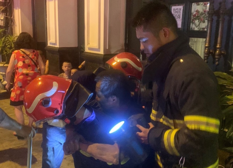 Cháy ở phố Cầu Gỗ, cảnh sát cứu 2 người mắc kẹt trong đêm