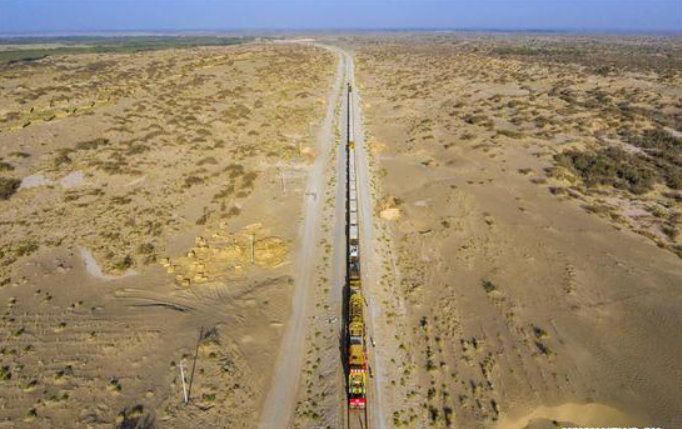 Trung Quốc có tuyến đường sắt quanh sa mạc lớn nhất thế giới