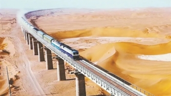 Trung Quốc có tuyến đường sắt quanh sa mạc lớn nhất thế giới