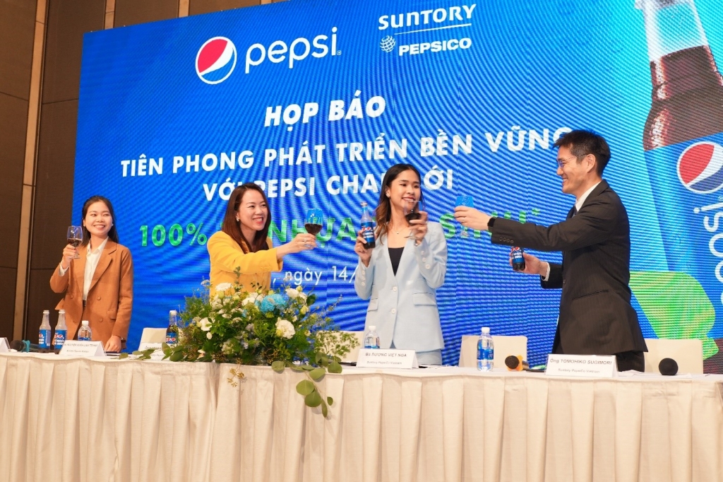 Suntory PepsiCo lần đầu tiên ra mắt sản phẩm với bao bì được sản xuất 100% từ nhựa tái sinh