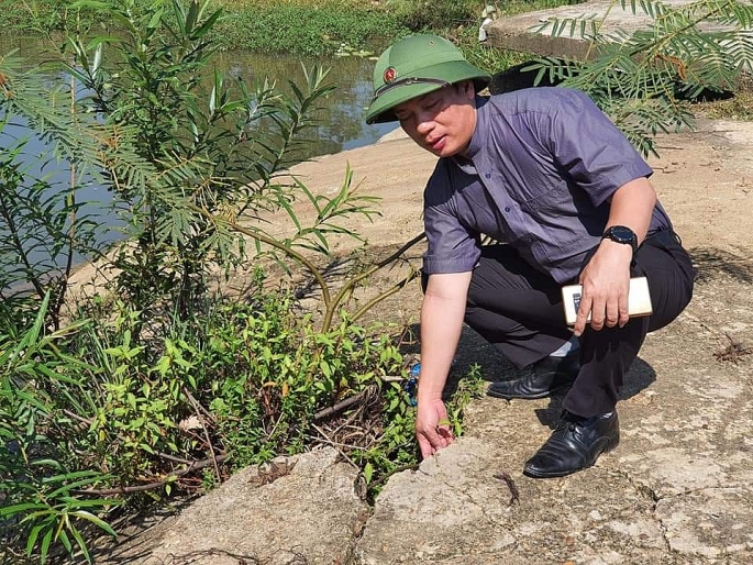 PV Khắc Hạnh bên những khe nứt lớn cho thấy dấu hiệu xuống cấp nghiêm trọng tại một đập tràn thuộc huyện Tân Kỳ, Nghệ An. Đây cũng là phát hiện mang tính độc quyền của PV và PL&XH