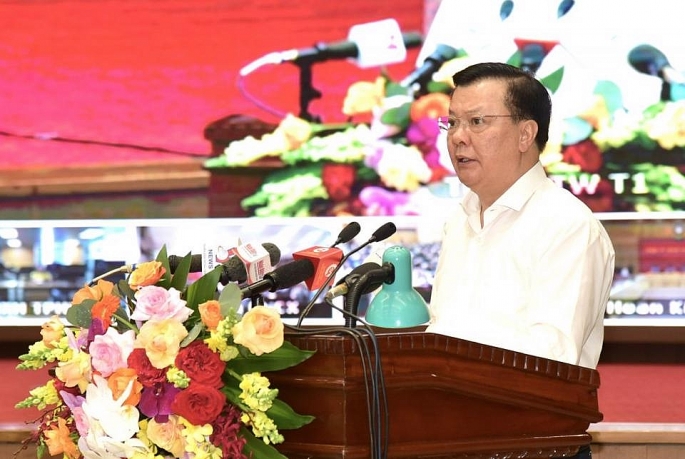 Bí thư Thành ủy Hà Nội Đinh Tiến Dũng trình bày những nội dung chủ yếu của Nghị quyết số 15