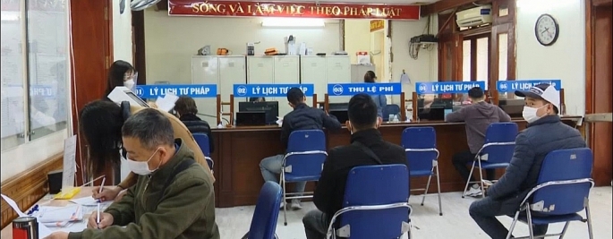Người dân thực hiện TTHC tại bộ phận một cửa Sở Tư pháp Hà Nội