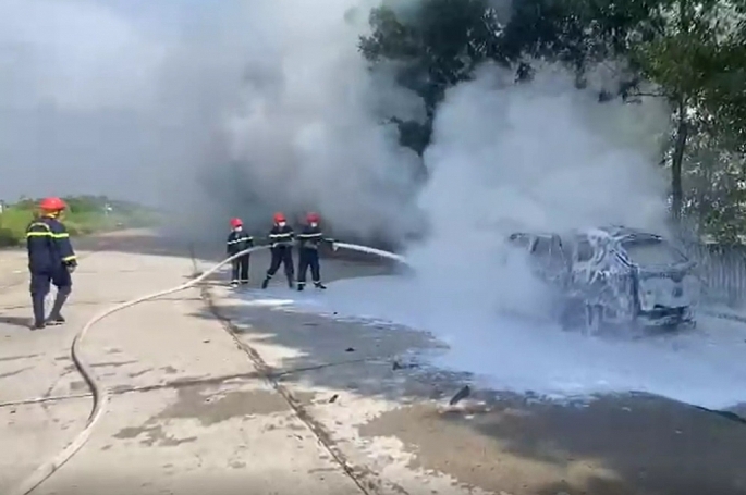 Vĩnh Phúc: Phát hiện thi thể người cháy đen trong ô tô tại đoạn đê ở huyện Vĩnh Tường
