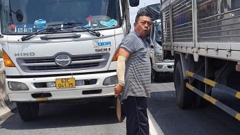 Đi vào làn khẩn cấp, tài xế xe tải còn cầm dao đe dọa tài xế xe cứu thương