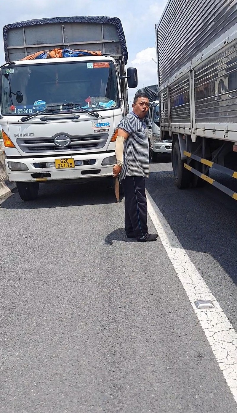 Tài xế xe tải cầm dao dọa chém tài xế xe cứu thương khi bị nhắc nhường đường
