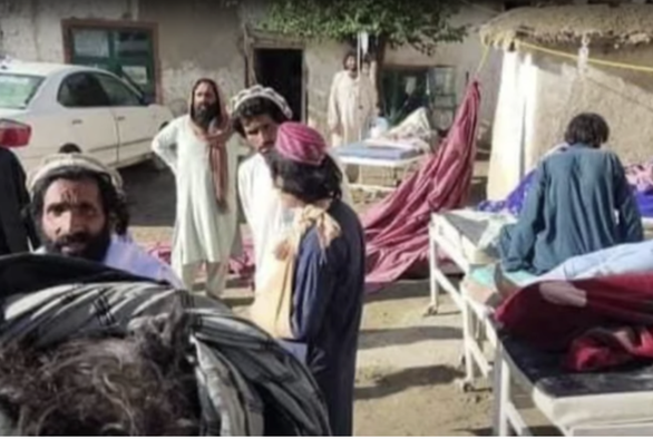 Nhân viên y tế hỗ trợ những người bị thương ở Afghanistan trong vụ động đất - Ảnh: AL JAZEERA