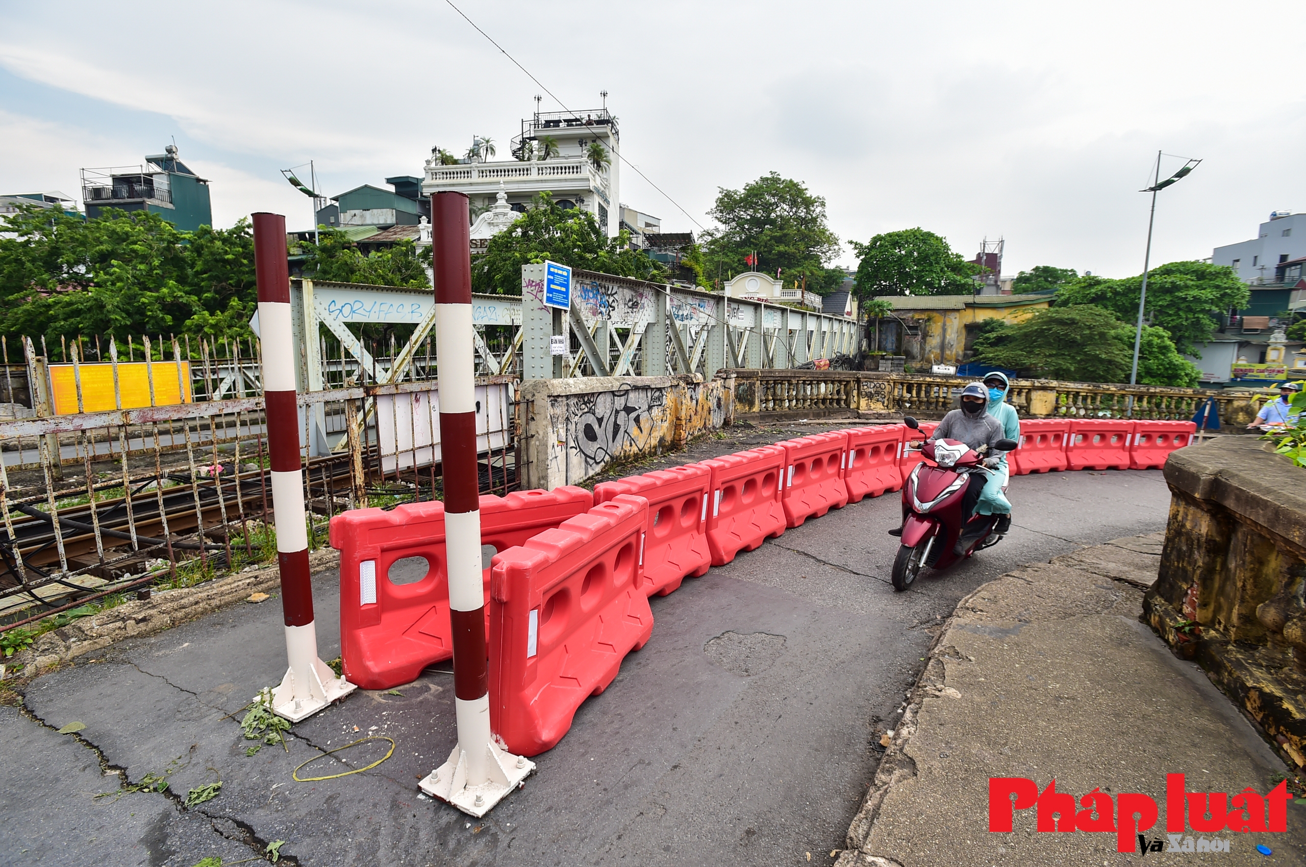 Hà Nội lắp rào phân cách chặn xe ba bánh, ô tô cố tình lên cầu Long Biên